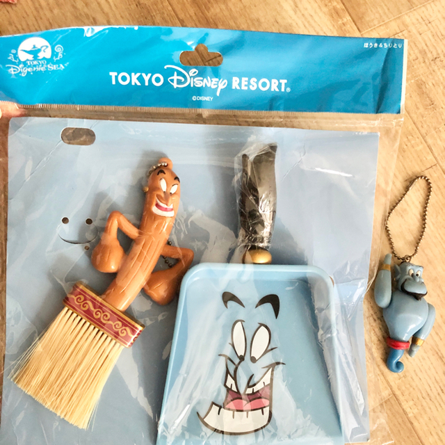 Disney(ディズニー)のジーニー ミニ ほうき ちりとりセット キーホルダー エンタメ/ホビーのおもちゃ/ぬいぐるみ(キャラクターグッズ)の商品写真