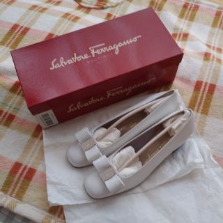 サルヴァトーレフェラガモ(Salvatore Ferragamo)の値下げしました　サルヴァトーレフェラガモ　パンプス　白(ハイヒール/パンプス)