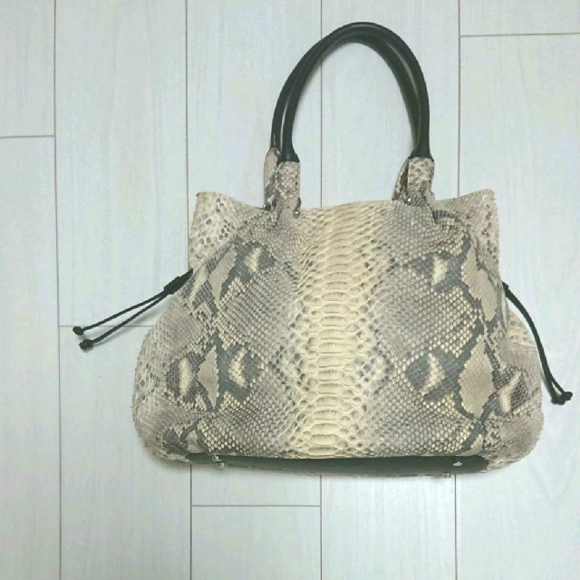 バッグ 未使用 高級 蛇革 ヘビ ハンドバッグ レディースのバッグ(ハンドバッグ)の商品写真