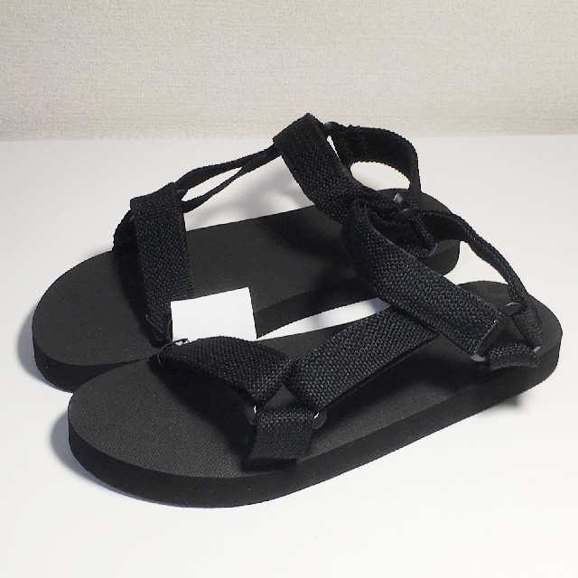 送料込 新品 ストラップサンダル 黒黒 23.5〜24cm スポーツ ベルクロ レディースの靴/シューズ(サンダル)の商品写真