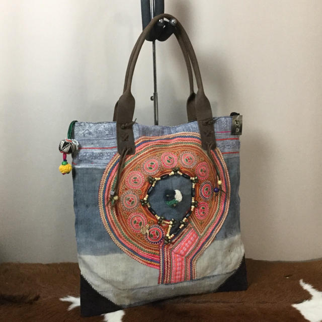 【全商品オープニング価格 特別価格】バッグ人気の店 ☆新品☆モン族☆古布刺繍本革装飾付きリメイク大容量トート