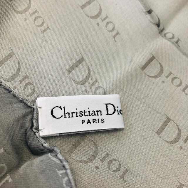 Christian Dior(クリスチャンディオール)の【新品】クリスチャンディオールシルクスカーフハンカチグレー レディースのファッション小物(バンダナ/スカーフ)の商品写真