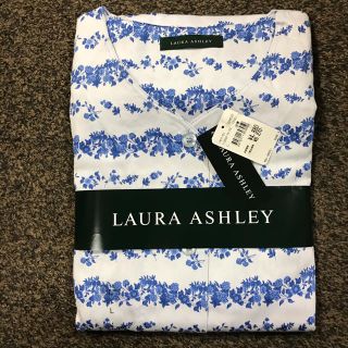 ローラアシュレイ(LAURA ASHLEY)の新品 ローラアシュレイ 襟なし長袖パジャマ L  サックス(パジャマ)