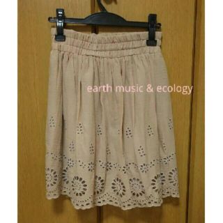 アースミュージックアンドエコロジー(earth music & ecology)の【美品】earth music ＆ ecology♡エンブロイダリースカート(ひざ丈スカート)