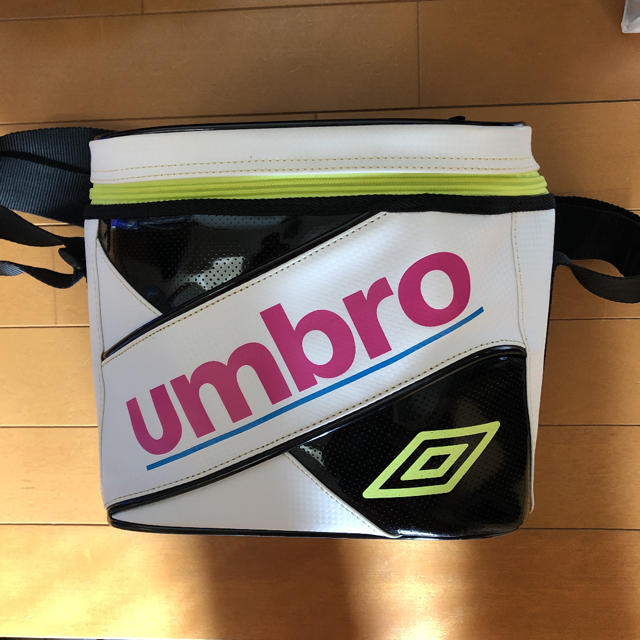 UMBRO(アンブロ)のアンブロ　クーラーバック（エナメル）保冷バッグ　ホワイト　白 スポーツ/アウトドアのスポーツ/アウトドア その他(その他)の商品写真