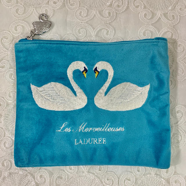 Les Merveilleuses LADUREE(レメルヴェイユーズラデュレ)のラデュレ クリスマス限定 スワン刺繍ポーチ レディースのファッション小物(ポーチ)の商品写真