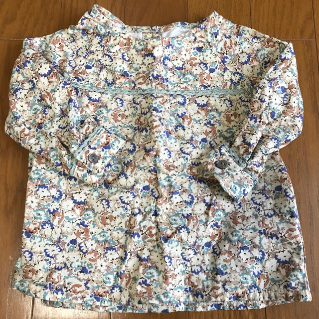 子供服 花柄ブラウス キッズ/ベビー/マタニティのベビー服(~85cm)(シャツ/カットソー)の商品写真