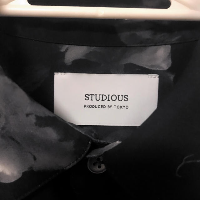 STUDIOUS(ステュディオス)のSTUDIOUS ダークフラワーシャツ　半袖 レディースのトップス(シャツ/ブラウス(半袖/袖なし))の商品写真