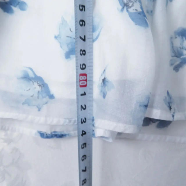 titty&co(ティティアンドコー)のティティアンドコー 花柄 白 ワンピース 袖フリル 青 レディースのワンピース(ひざ丈ワンピース)の商品写真