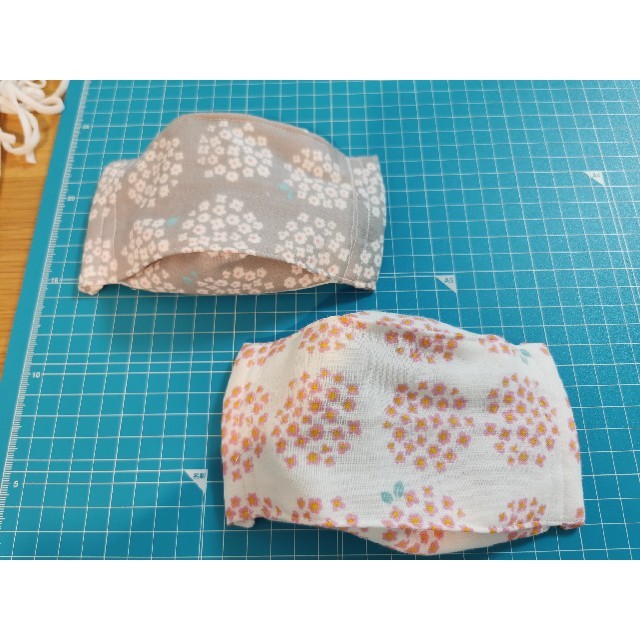 フラワー柄6 立体マスクカバー 2枚セット ハンドメイドのハンドメイド その他(その他)の商品写真