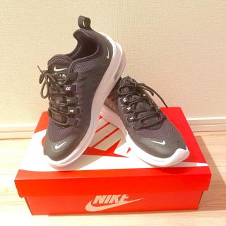 ナイキ(NIKE)のナイキ　エアマックス　アクシス　レディース　23.5センチ(スニーカー)