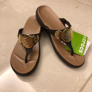 クロックス(crocs)の《ハワイ購入》《タグ付》《入手困難》crocsクロックス GOLDビーチサンダル(サンダル)