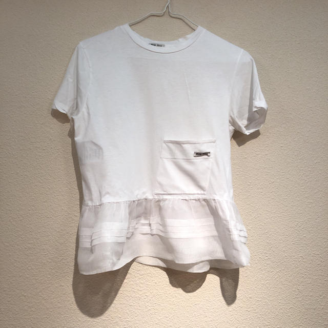 miumiu(ミュウミュウ)のmiumiu Tシャツ　カットソー　白 レディースのトップス(Tシャツ(半袖/袖なし))の商品写真