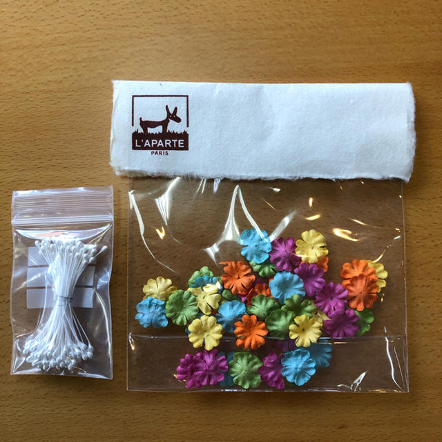 フランスで購入　紙製の花びら ハンドメイドの素材/材料(各種パーツ)の商品写真