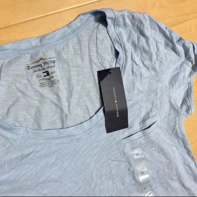 TOMMY HILFIGER(トミーヒルフィガー)のtommy hilfiger 薄ブルー　Tシャツ　キッズスカートセット レディースのトップス(Tシャツ(半袖/袖なし))の商品写真