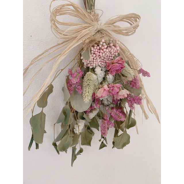 ドライフラワー  ポポラスにピンクのいろいろ花材を使った可愛いスワッグ ハンドメイドのフラワー/ガーデン(ドライフラワー)の商品写真