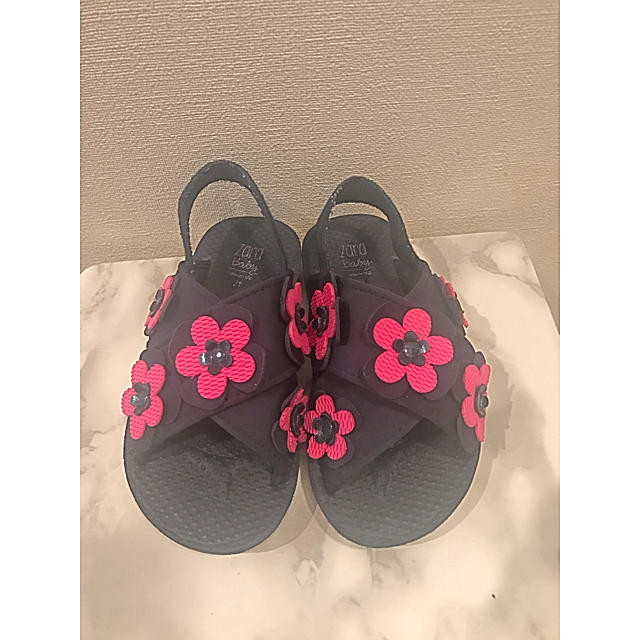 ZARA KIDS(ザラキッズ)のZARA baby 花モチーフネイビーサンダル キッズ/ベビー/マタニティのキッズ靴/シューズ(15cm~)(サンダル)の商品写真