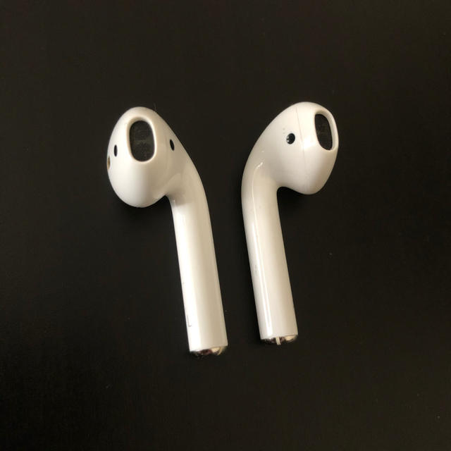 Apple(アップル)のApple AirPods MV7N2J/A 第2世代 スマホ/家電/カメラのオーディオ機器(ヘッドフォン/イヤフォン)の商品写真