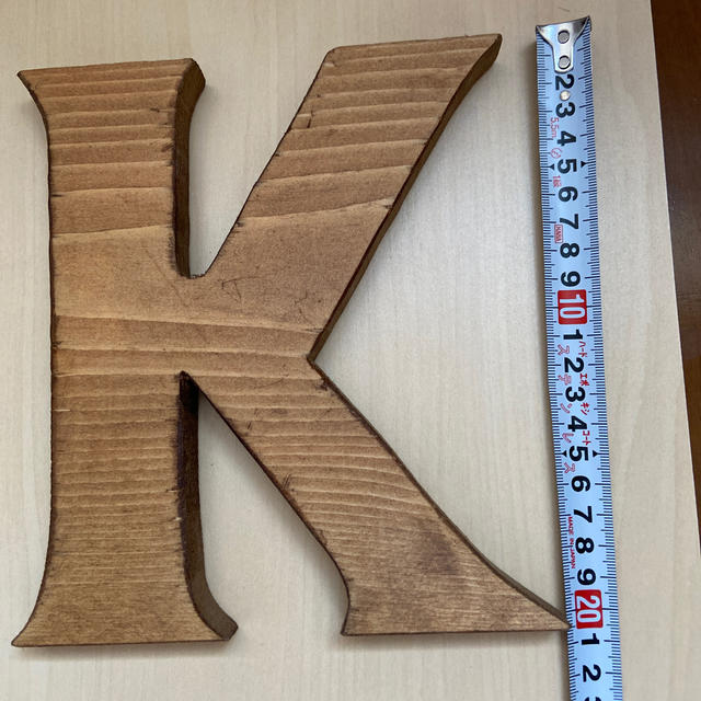 木製オブジェ アルファベット「K」置物 ハンドメイド インテリア/住まい/日用品のインテリア小物(その他)の商品写真
