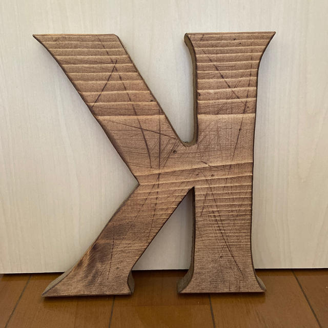 木製オブジェ アルファベット「K」置物 ハンドメイド インテリア/住まい/日用品のインテリア小物(その他)の商品写真