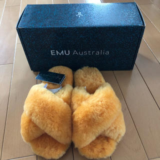 エミュー(EMU)の新品未使用 EMU Mayberry モコモコクロスサンダル ファー マスタード(サンダル)