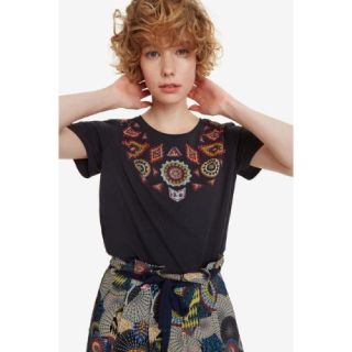 デシグアル(DESIGUAL)の新品✨タグ付き♪ デシグアル　お洒落なコットン100%のTシャツ　Sサイズ(Tシャツ(半袖/袖なし))