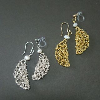 ハーフムーンと淡水パール ゴールド ピアス イヤリング(ピアス)