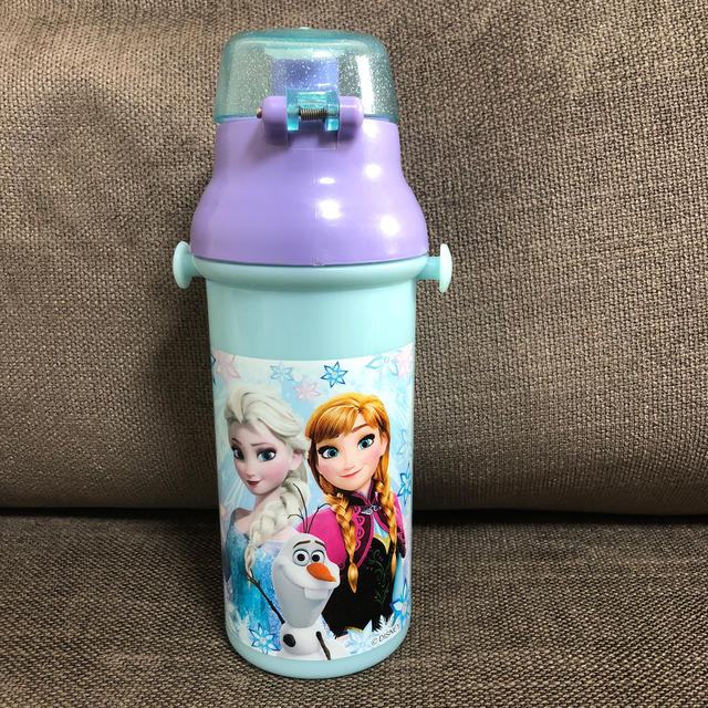 アナと雪の女王(アナトユキノジョオウ)のスケーター アナ雪 ダイレクトボトル水筒480ml プリンセスカバー付き キッズ/ベビー/マタニティの授乳/お食事用品(水筒)の商品写真