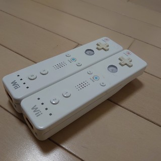 ウィー(Wii)のwii リモコン2本セット(家庭用ゲーム機本体)