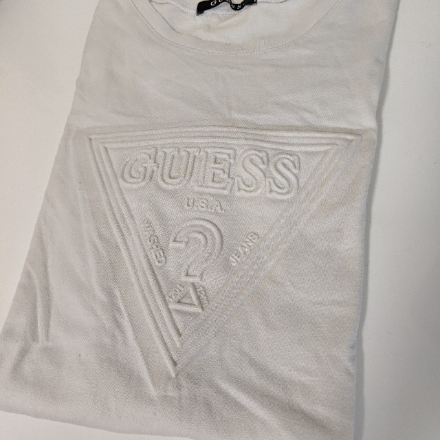 GUESS(ゲス)のGUESS ゲス エンボス白Tシャツ レディース S レディースのトップス(Tシャツ(半袖/袖なし))の商品写真