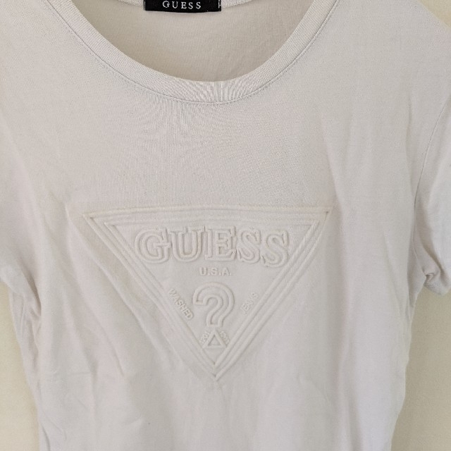 GUESS(ゲス)のGUESS ゲス エンボス白Tシャツ レディース S レディースのトップス(Tシャツ(半袖/袖なし))の商品写真