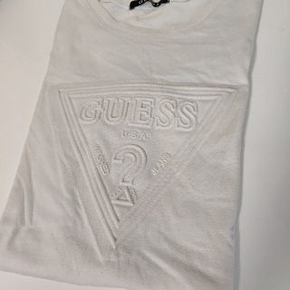 ゲス(GUESS)のGUESS ゲス エンボス白Tシャツ レディース S(Tシャツ(半袖/袖なし))