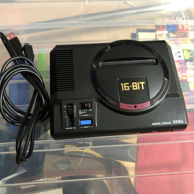 SEGA(セガ)のメガドライブミニ本体とコントローラー エンタメ/ホビーのゲームソフト/ゲーム機本体(家庭用ゲーム機本体)の商品写真