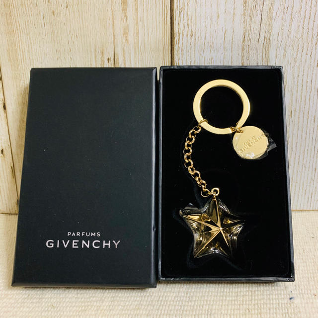 GIVENCHY(ジバンシィ)の【新品未使用】GIVENCHY 星形キーリング キーホルダー【非売品】 レディースのファッション小物(キーホルダー)の商品写真