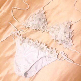 純白お花ビキニ👙🌼❤️(水着)