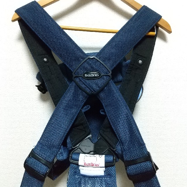 BABYBJORN(ベビービョルン)の美品☆ ベビービョルンベビーキャリア ダークブルー メッシュ   キッズ/ベビー/マタニティの外出/移動用品(抱っこひも/おんぶひも)の商品写真