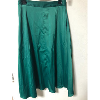 ジーユー(GU)のGU スカート　緑(ひざ丈スカート)