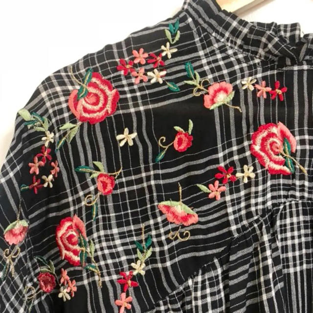 ZARA(ザラ)の新品⭐️前後のお花刺繍が可愛い(๑˃̵ᴗ˂̵)✨‼️❤️ZARA❤️ブラウス レディースのトップス(シャツ/ブラウス(長袖/七分))の商品写真