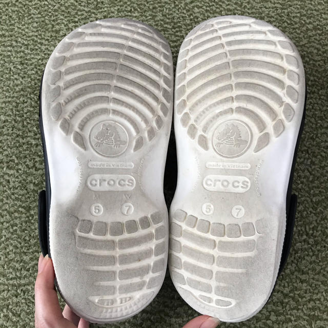 crocs(クロックス)のクロックス  デュエット クロッグ　M5W7  23cm  ミニオン ジビッツ付 キッズ/ベビー/マタニティのキッズ靴/シューズ(15cm~)(サンダル)の商品写真