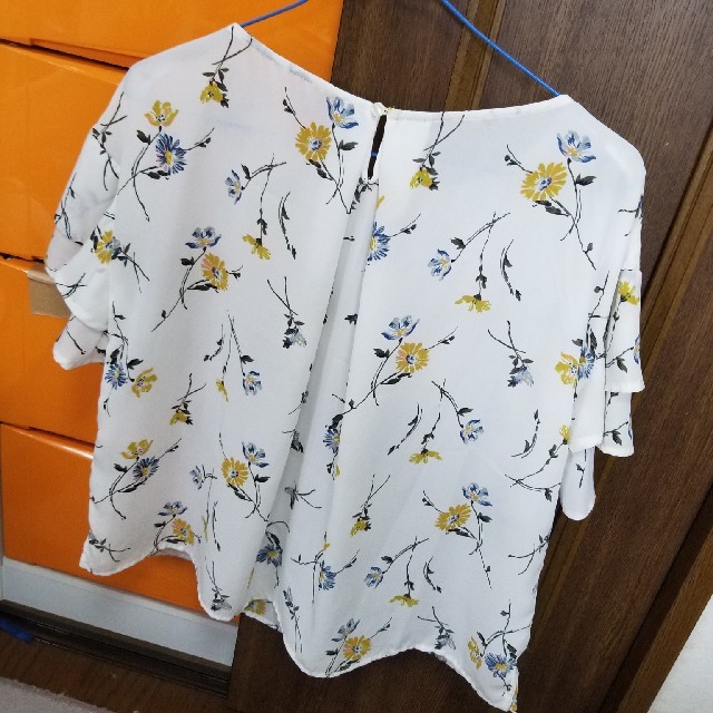 BLISS POINT(ブリスポイント)の花柄ブラウス　袖フレア レディースのトップス(シャツ/ブラウス(半袖/袖なし))の商品写真