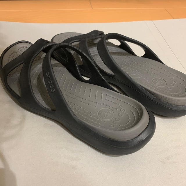 crocs(クロックス)のお値下げ　クロックス　サンダル　w8 ブラック レディースの靴/シューズ(サンダル)の商品写真