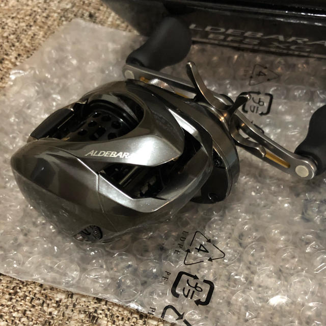 SHIMANO(シマノ)の新品　アルデバラン　BFS XG LEFT HANDOLE スポーツ/アウトドアのフィッシング(リール)の商品写真