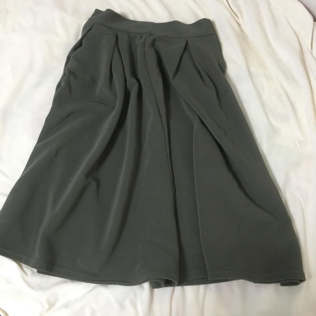 GU(ジーユー)のスカート　カーキ レディースのスカート(ひざ丈スカート)の商品写真