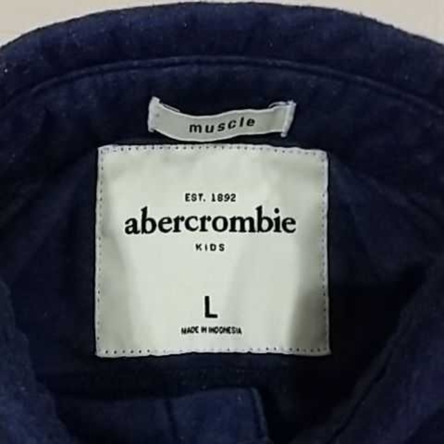 Abercrombie&Fitch(アバクロンビーアンドフィッチ)のアバクロキッズ 紺色シャツ、 グレーシャツ ２枚 キッズ/ベビー/マタニティのキッズ服男の子用(90cm~)(Tシャツ/カットソー)の商品写真