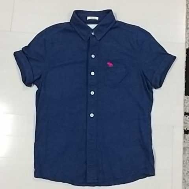 Abercrombie&Fitch(アバクロンビーアンドフィッチ)のアバクロキッズ 紺色シャツ、 グレーシャツ ２枚 キッズ/ベビー/マタニティのキッズ服男の子用(90cm~)(Tシャツ/カットソー)の商品写真