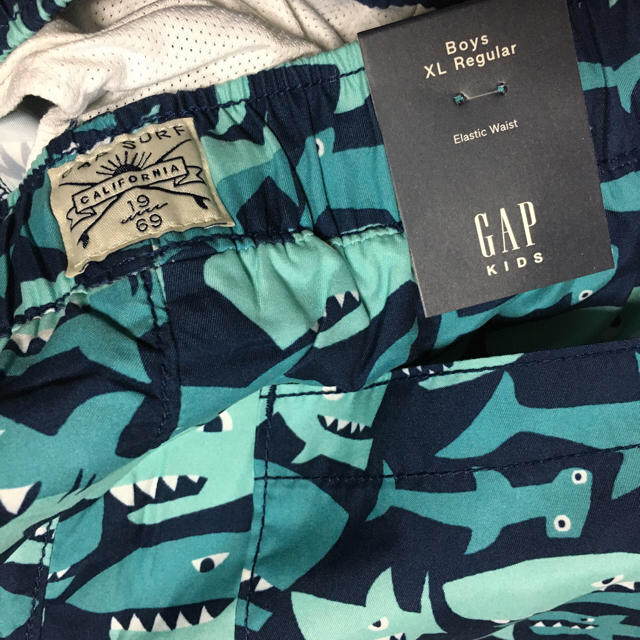 GAP Kids(ギャップキッズ)のGAP サメ柄　水着　150cm XL キッズ/ベビー/マタニティのキッズ服男の子用(90cm~)(水着)の商品写真