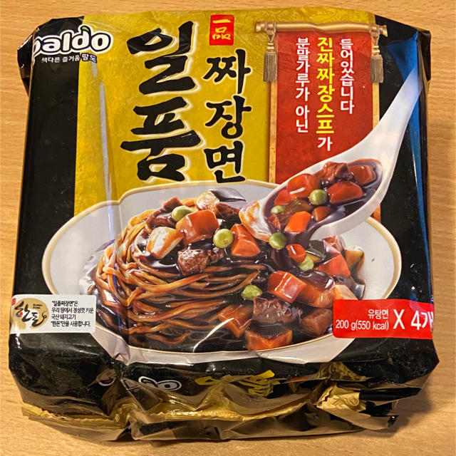 一品　ジャジャン麺　美味しいです　4個セット 食品/飲料/酒の加工食品(インスタント食品)の商品写真