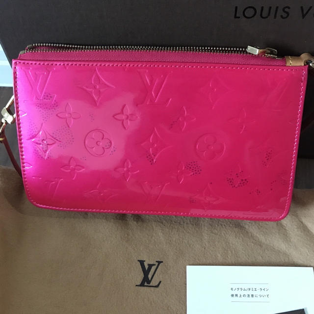 LOUIS VUITTON(ルイヴィトン)のルイヴィトンヴェルニ ミニショルダーバッグ 廃盤ピンク　クラッチパーティ レディースのバッグ(クラッチバッグ)の商品写真