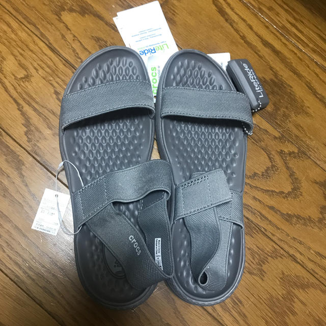 crocs(クロックス)の新品❗️クロックス、レディース、サンダル、グレー、US7、23センチ レディースの靴/シューズ(サンダル)の商品写真