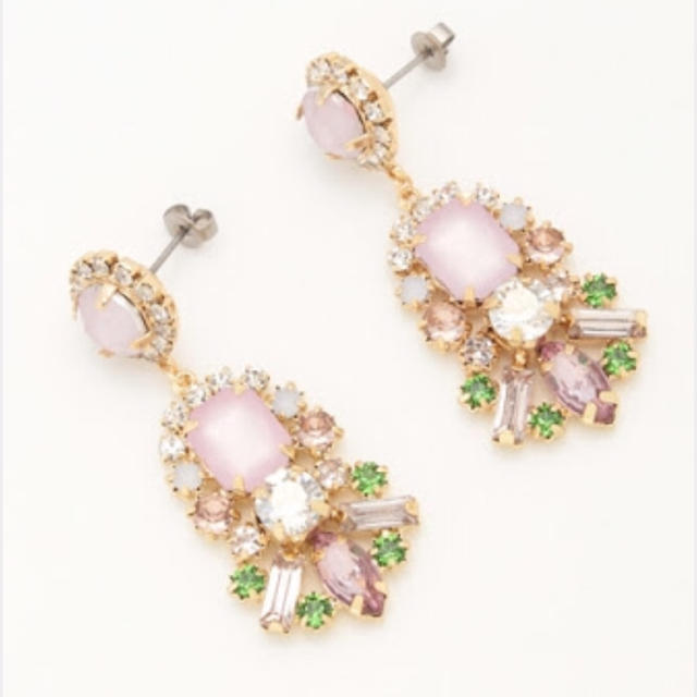 Apuweiser-riche(アプワイザーリッシェ)の新品♡春ビジューピアス♡ レディースのアクセサリー(ピアス)の商品写真